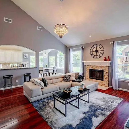 Beautiful 4-Bedroom House With Nice Backyard